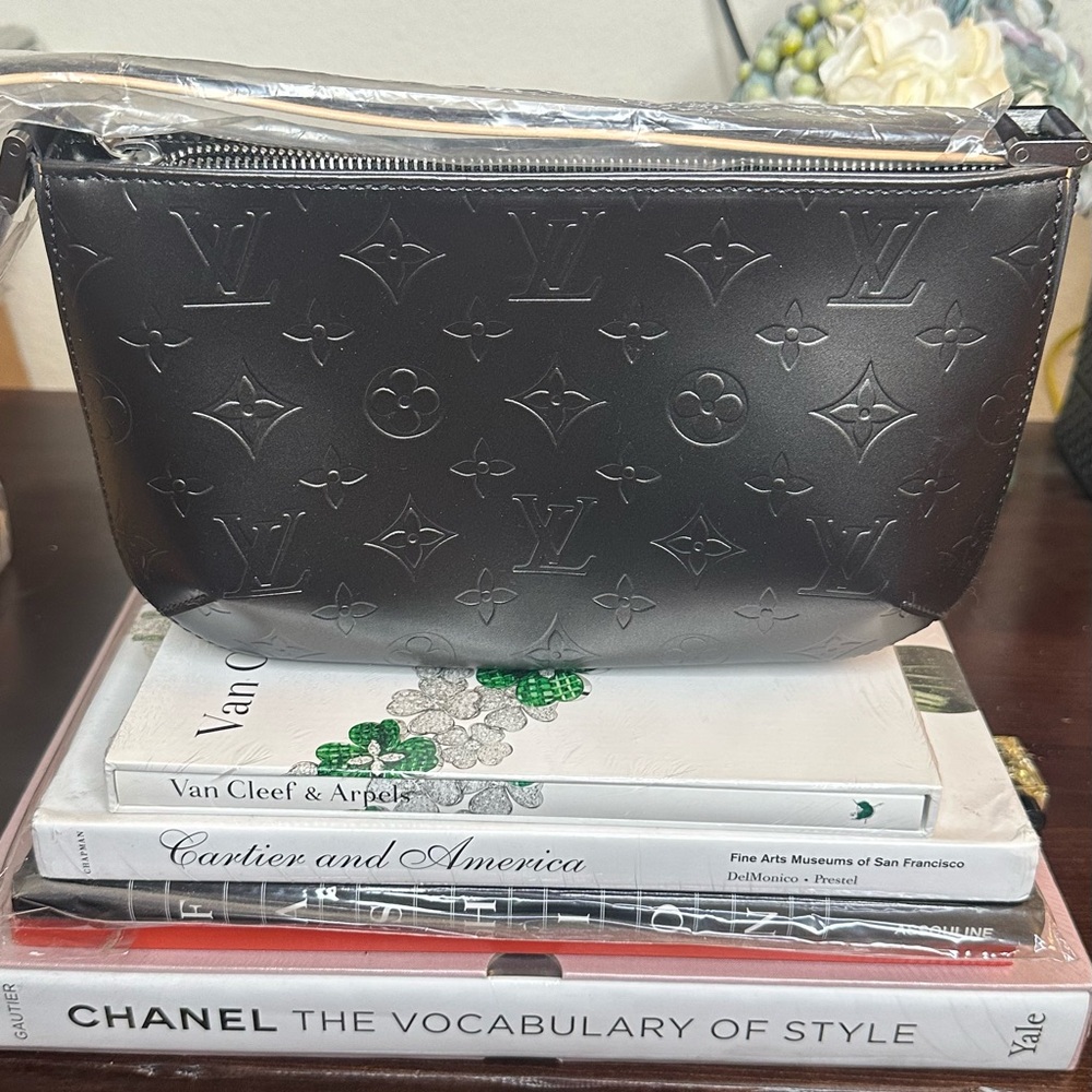 Limited Edition Louis Vuitton shoulder bag in noir